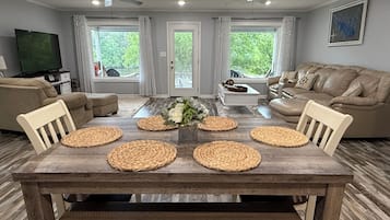 Smart-TV, Kamin, DVD-Player, Bücher