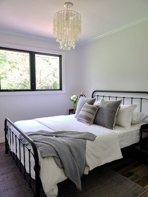 3 bedrooms, desk, free WiFi, bed sheets - Family Style Home 5 minutes from the Gaslight District! (north dumfries)