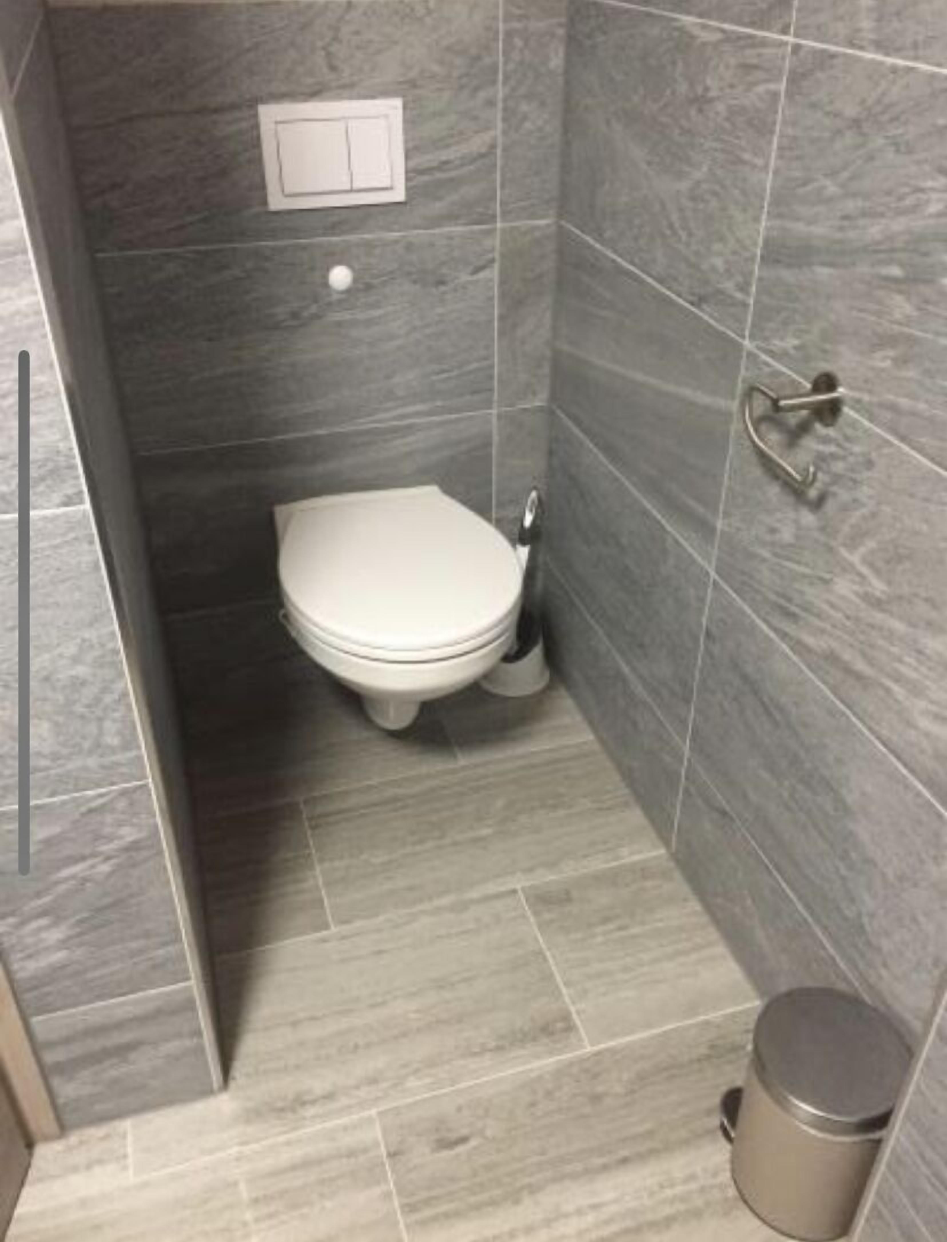 Badekar, hårtørrer, Toiletpapir