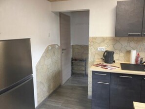 Jääkaappi, liesi, astianpesukone, kahvin-/teenkeitin