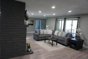 تلفزيون ذكي، مدفأة، كُتُب