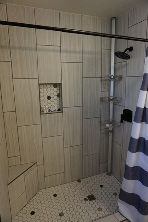Badewanne, Handtücher, Seife, Toilettenpapier