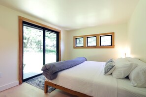 1 bedroom, desk, iron/ironing board, free WiFi - Private Escape: Gorgeous Cabin on 20 acres overlooking pond. (Spring Mills)