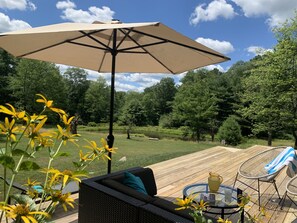 Outdoor dining - Private Escape: Gorgeous Cabin on 20 acres overlooking pond. (Spring Mills)