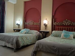 Individuell dekoriert, Schreibtisch, laptopgeeigneter Arbeitsplatz