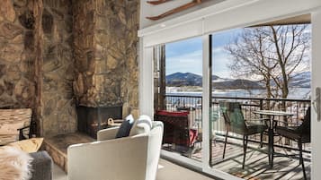 Smart-TV, Kamin, DVD-Player, Bücher