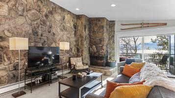 Smart-TV, Kamin, DVD-Player, Bücher