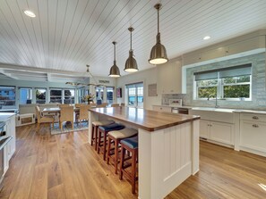 Dining - Stunning Lakeview Home with 5 Bedrooms and 6k SqFt of Modern, High-End Amenities (Charlevoix)