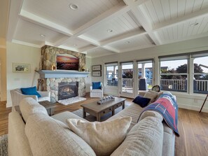 Smart TV, chimenea, libros y estéreo 