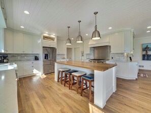Fridge, microwave, oven, stovetop - Stunning Lakeview Home with 5 Bedrooms and 6k SqFt of Modern, High-End Amenities (Charlevoix)