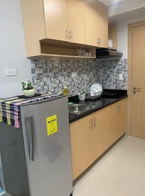 Refrigerador, microondas, parrilla de estufa y tetera eléctrica