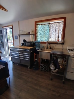 Frigorifero, microonde, forno, piano cottura