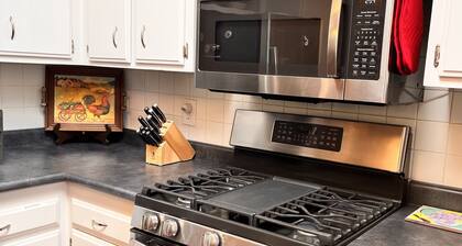 Serene Sonoma Home, Walk/bike downtown in minutes