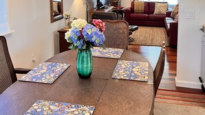 A dining area with a chandelier, floral centerpiece, and patterned placemats. - Serene Sonoma Home, Walk/bike downtown in minutes (Sonoma)