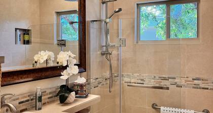 Serene Sonoma Home, Walk/bike downtown in minutes