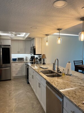 冰箱、微波炉、烤箱、炉灶