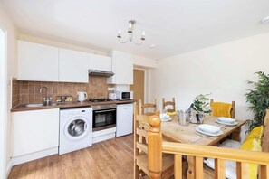 Fridge, microwave, oven, stovetop - Greenknowes Cottage with Hot Tub & Fireplace (Fife)