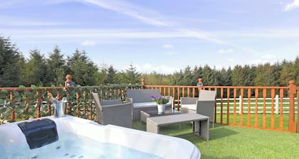 Greenknowes Cottage with Hot Tub & Fireplace