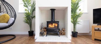 Greenknowes Cottage with Hot Tub & Fireplace