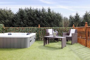 Outdoor spa tub - Greenknowes Cottage with Hot Tub & Fireplace (Fife)