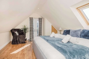 2 bedrooms, iron/ironing board, WiFi, bed sheets - Greenknowes Cottage with Hot Tub & Fireplace (Fife)