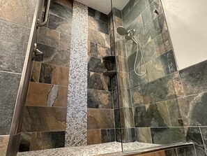 Badewanne, Haartrockner, Handtücher