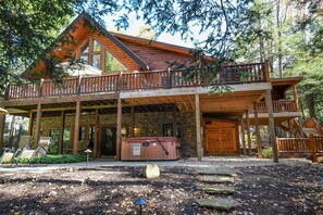 House (5 Bedrooms) | Front of property - Claralea Lodge by Taylor Made Deep Creek (Oakland)