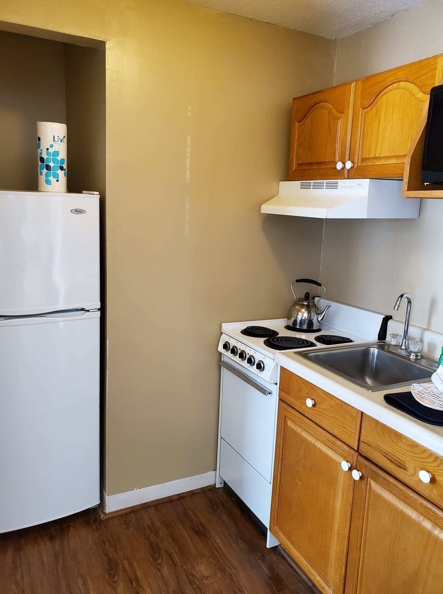 premium apartment | private kitchen | full-sized fridge, microwave, oven, stovetop