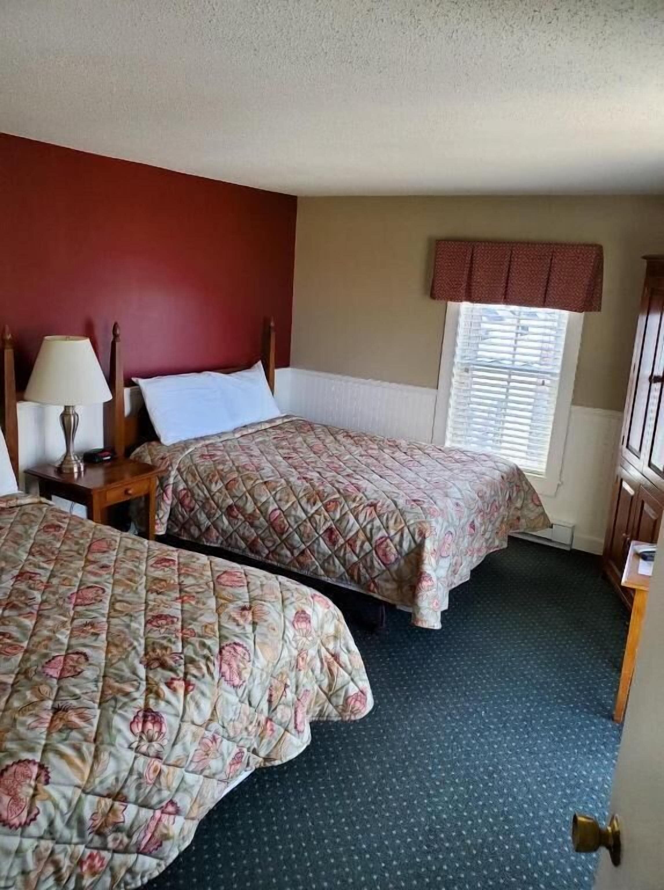 Cortinas blackout, cuna de viaje, wifi gratis y ropa de cama 