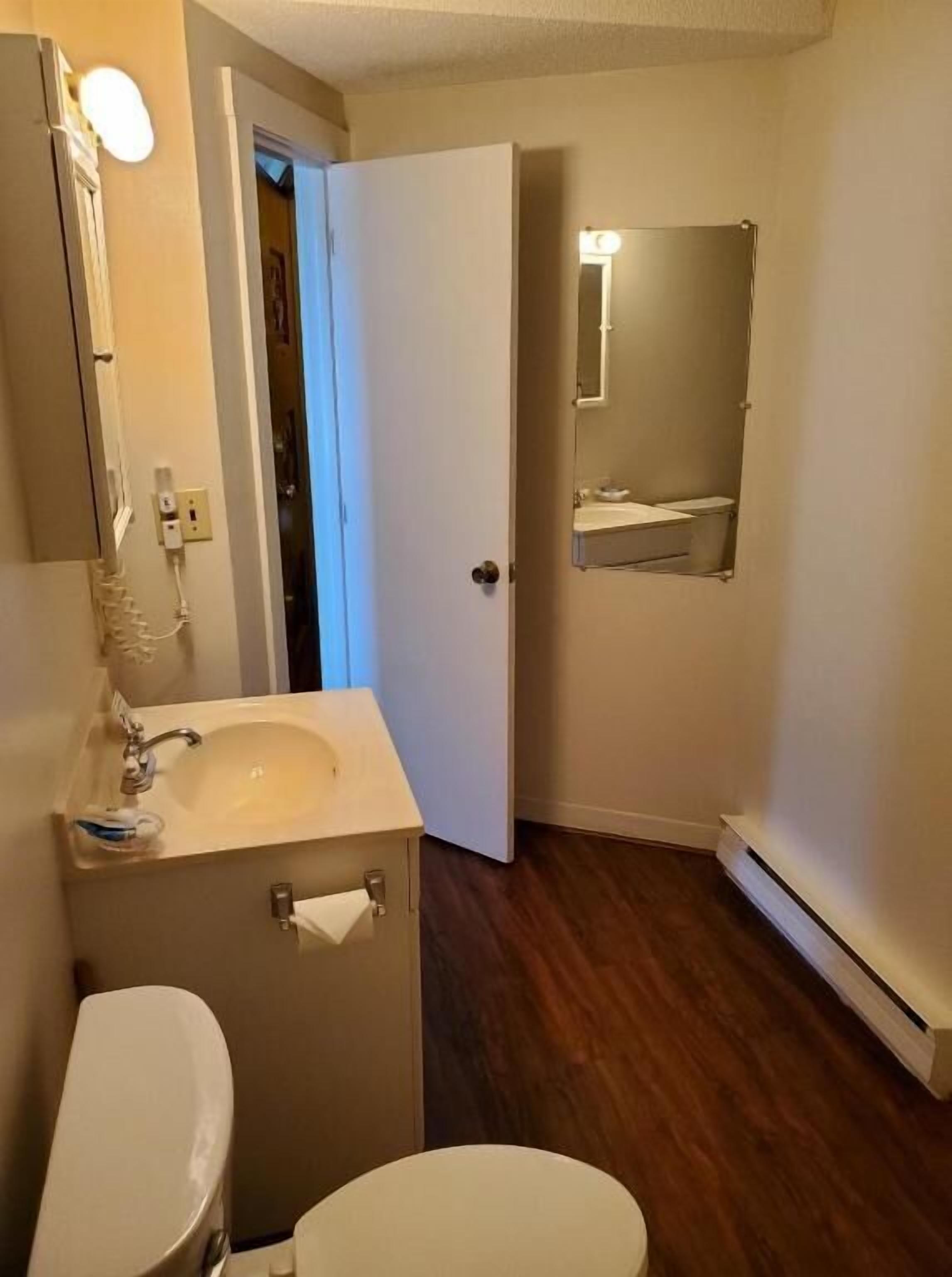 deluxe studio | bathroom | combined shower/bathtub, hair dryer, towels, soap