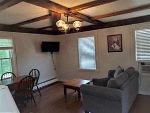 Living area - The Windrifter Resort (Wolfeboro)