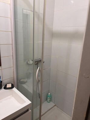 Shower, towels, soap, shampoo - Quiet apartment in Montpellier (Montpellier)