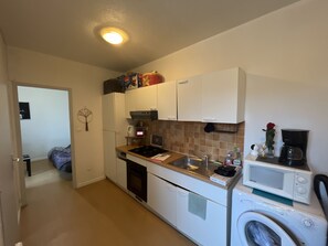 Frigorifero, microonde, forno, piano cottura