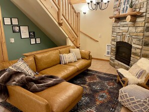 Smart TV, fireplace, video games, DVD player - Tri-level, 10-guest, 4 bedroom, 2 bathroom home with hot tub and game room. (Packwood)