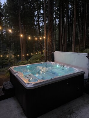 Outdoor spa tub - Tri-level, 10-guest, 4 bedroom, 2 bathroom home with hot tub and game room. (Packwood)