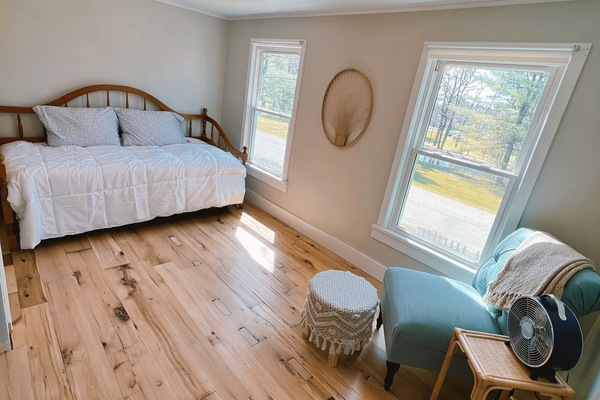 3rd bedroom: daybed with pull out mattress and beautiful views