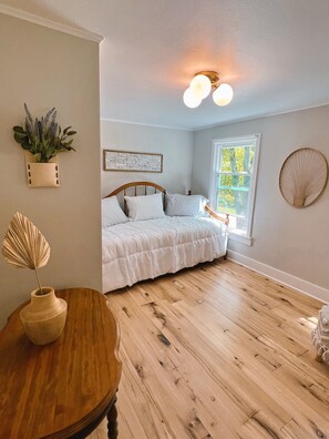 3 bedrooms, desk, iron/ironing board, free WiFi - Historical House close to the Chain O Lakes, Crystal River, hiking & shops (Waupaca)