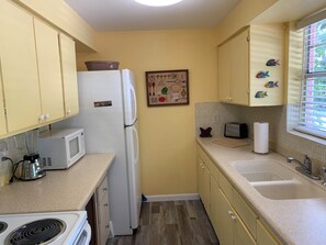 Kühlschrank, Ofen, Wasserkocher mit Kaffee-/Teezubehör, Toaster