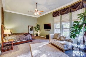 4 slaapkamers, een strijkplank/strijkijzer, reisbedje, gratis wifi