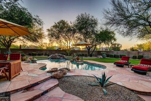 Een verwarmd zwembad