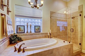 Combined shower/tub, hair dryer, towels