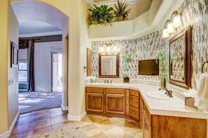 Een bad/douchecombinatie, een haardroger, handdoeken