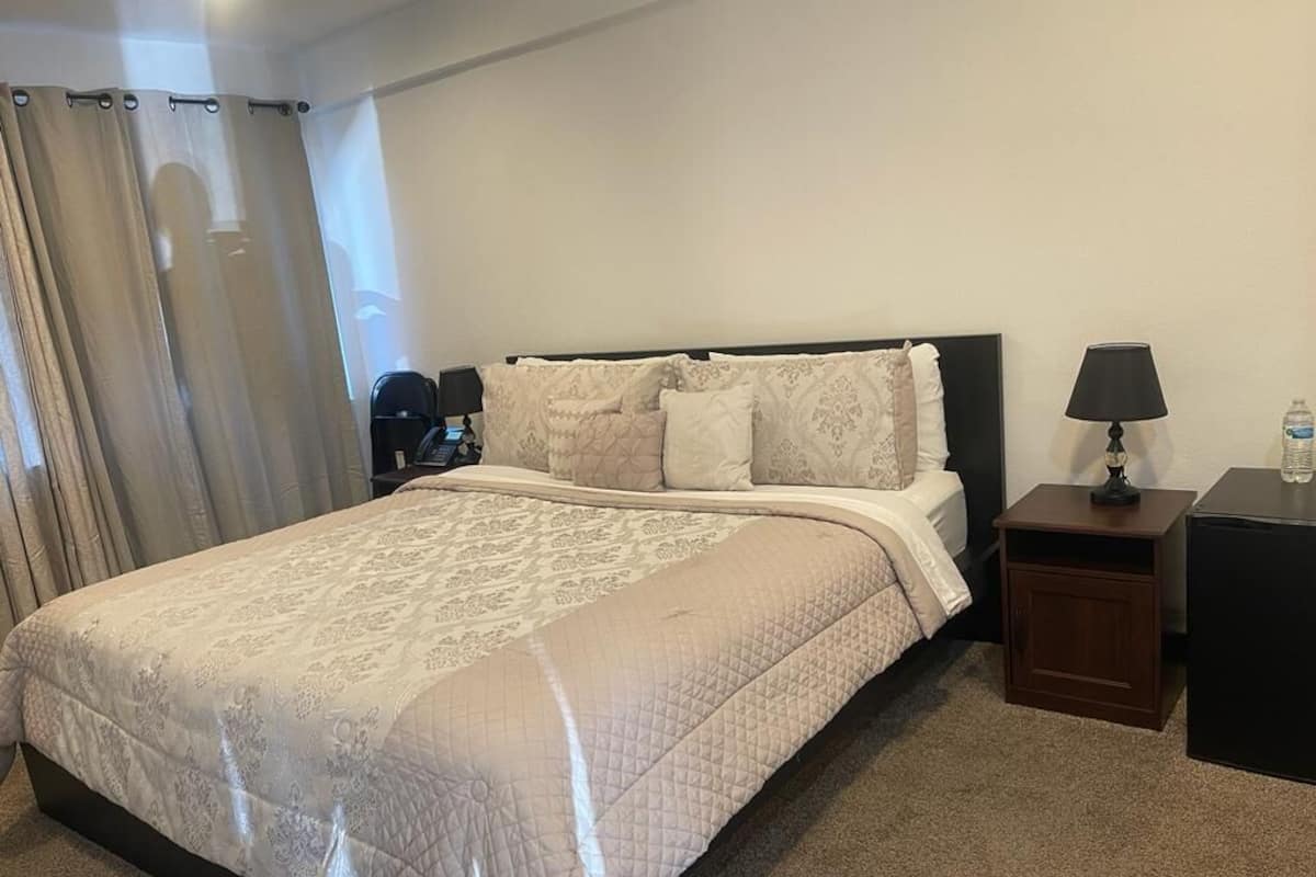 Ropa de cama de alta calidad, cortinas blackout y wifi gratis