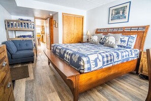 2 habitaciones, escritorio y tabla de planchar con plancha