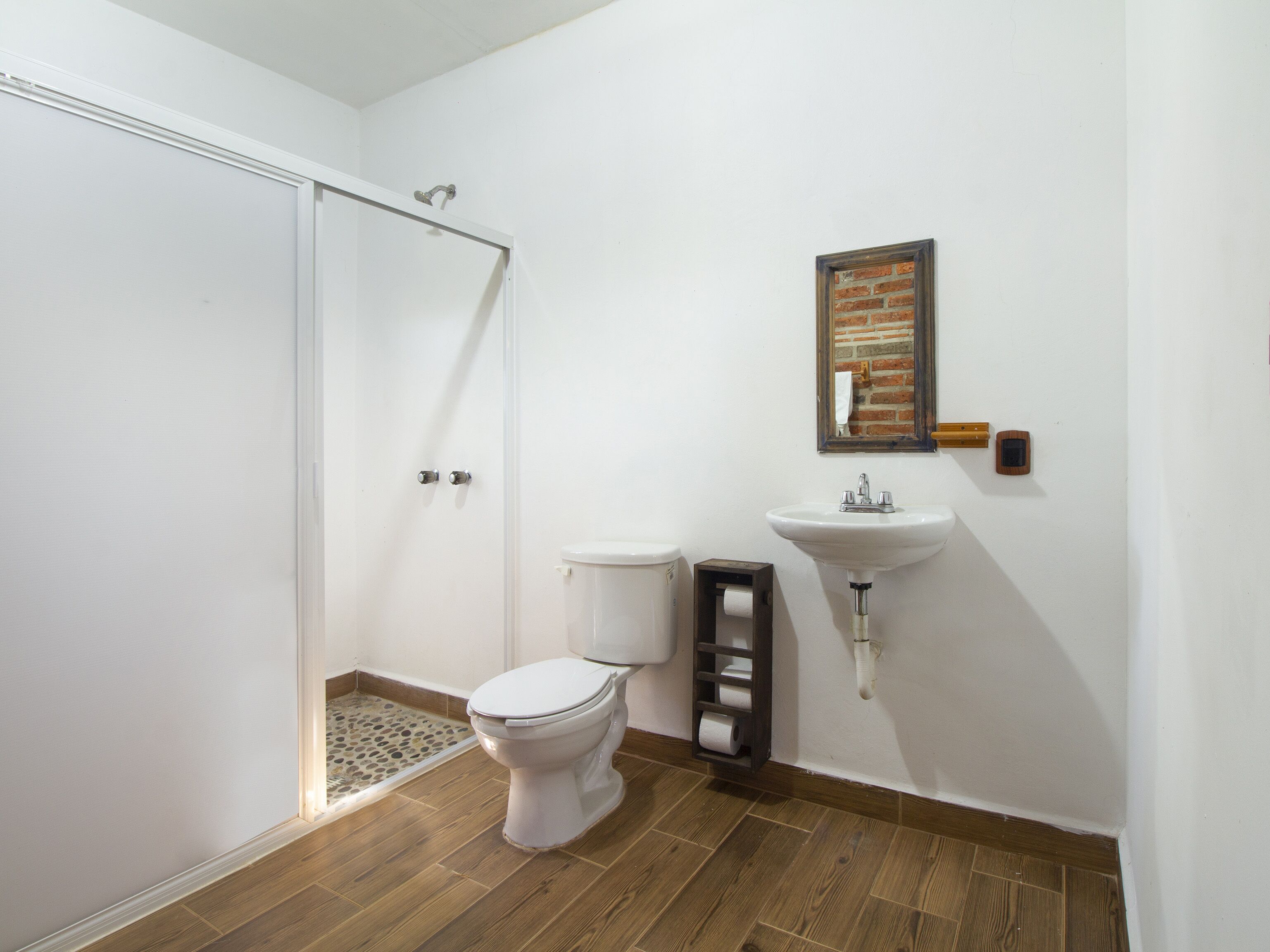 Junior Suite | Bathroom | Towels, shampoo, toilet paper