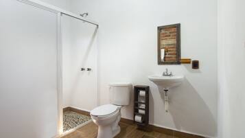 Junior Suite | Bathroom | Towels, shampoo, toilet paper