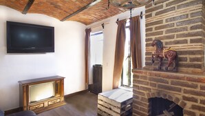 Deluxe Double Room | Living area | 30-inch TV with cable channels - Hotel Cabañas Azul Tequilana (Arandas)