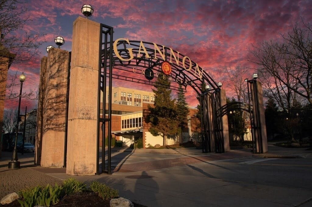 Une porte d’entrée menant à l’université, sur laquelle le nom « Gannon University » est clairement affiché.