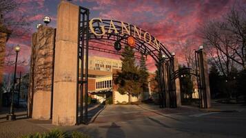 Une porte d’entrée menant à l’université, sur laquelle le nom « Gannon University » est clairement affiché.