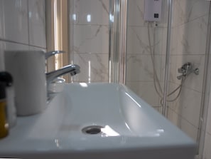 Dusche, Haartrockner, Handtücher, Toilettenpapier